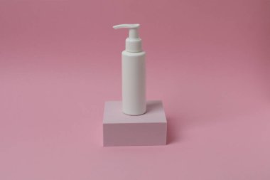 Pembe arka planda beyaz şişe