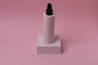 Güzellik ve moda. Güzellik ürünleri. Makyaj. Makyaj. Makyaj. Pastel arka planda pembe ve beyaz ruj.