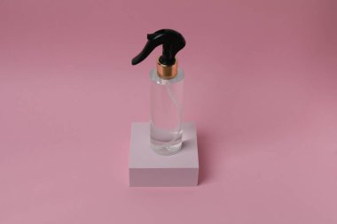 Beyaz arka planda parfüm şişesi