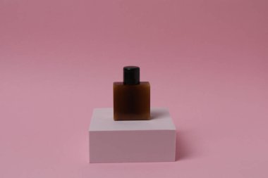 Renkli arka planda parfümlü şişe ve cam..