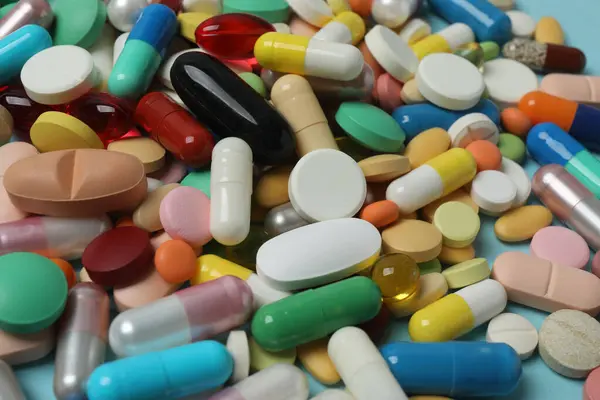 Masadaki haplar, tıbbi konsept.