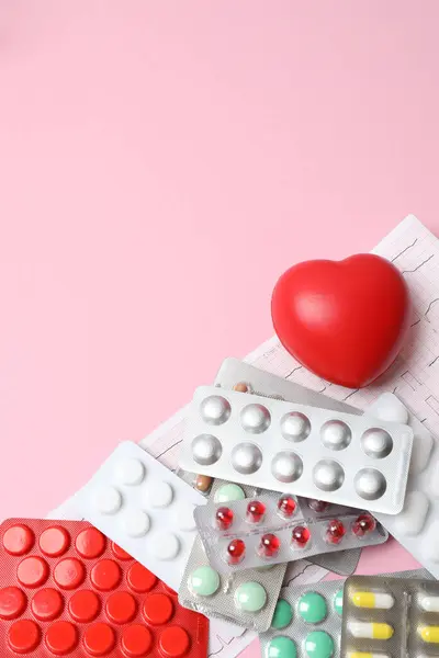 Haplar ve steteskop. Fotokopi alanına sahip sağlık ve tıbbi konsept