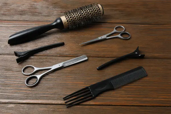 Ahşap arka planda profesyonel kuaför makası