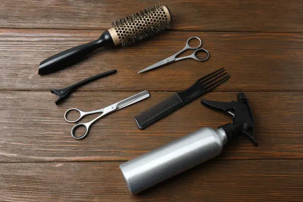 Tahta masadaki kuaför aksesuarları.