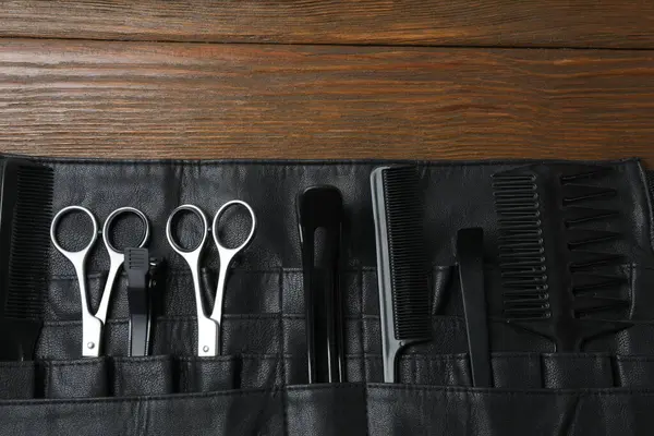 Ahşap bir arka planda kuaför aletleri