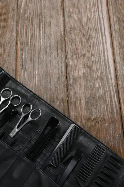 Ahşap masada profesyonel kuaför aletleri var..