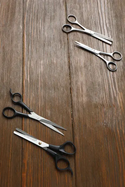 Tahta bir yüzey üzerinde makas.