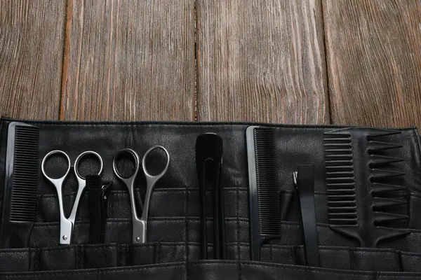 Gri arkaplanda kuaför aletleri ve ekipmanlar