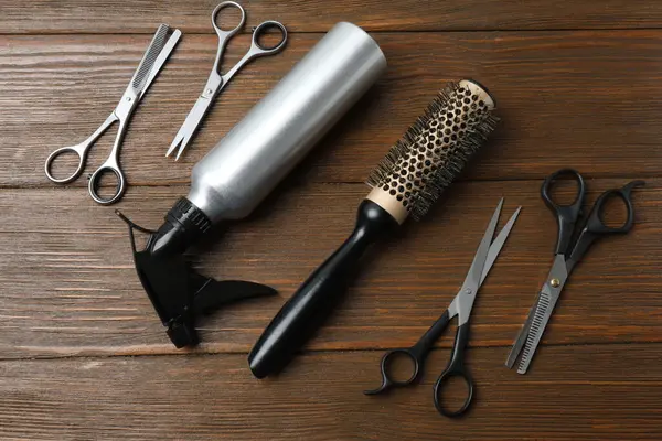 Kuaför aletleri ve aletleri ahşap arka planda.