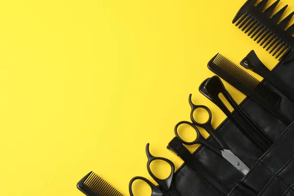 Renk arkaplanındaki kuaför araçları