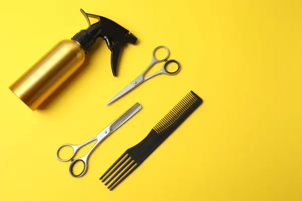 Profesyonel kuaför araçlar renk arka plan üzerinde