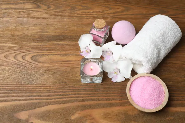 Beyaz ahşap arka planda spa kompozisyonu ve banyo tuzu
