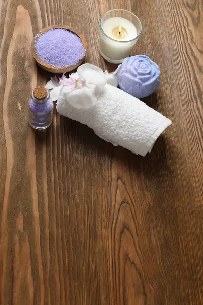 Ahşap zemin üzerinde spa ürünleri ile kompozisyon