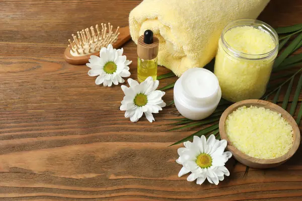 Ahşap arka planda spa ürünleri içeren kompozisyon