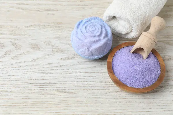 Spa konsepti: beyaz ahşap arka planda spa ürünleri