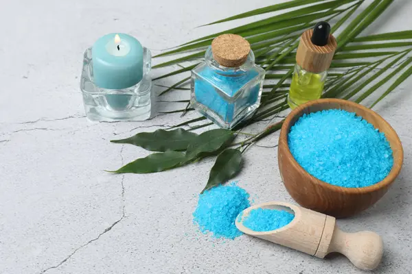 Beyaz masada spa ürünleri ve deniz tuzu var.