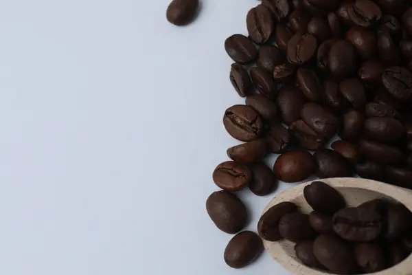 Beyaz arka planda kahve çekirdekleri