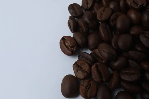 Beyaz arkaplanda kahve çekirdekleri.