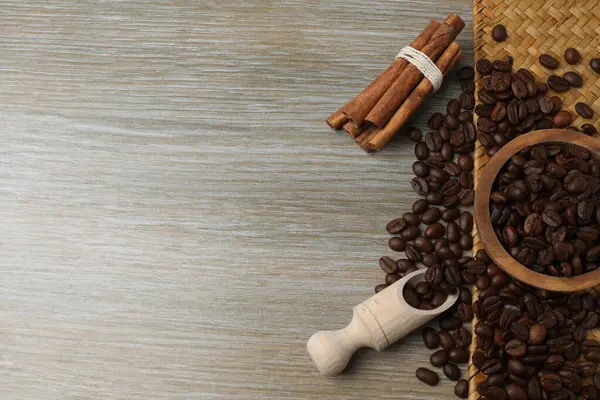 Kahve çekirdekleri ve gri arka planda bir fincan kahve. yüksek kaliteli fotoğraf