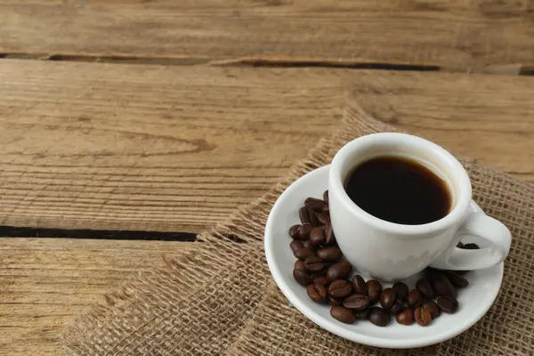 Bir fincan sade kahve ve bir fincan çay tabağı.