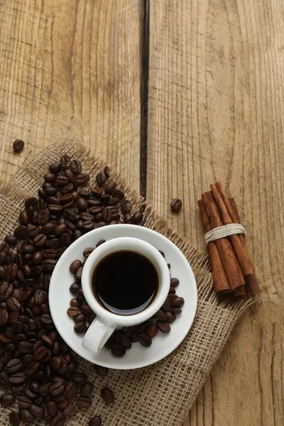 Kahve fincanı ve kahve çekirdeği.