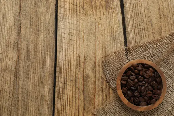 Ahşap kaplamalı kavrulmuş fasulye. en üstteki görünüm