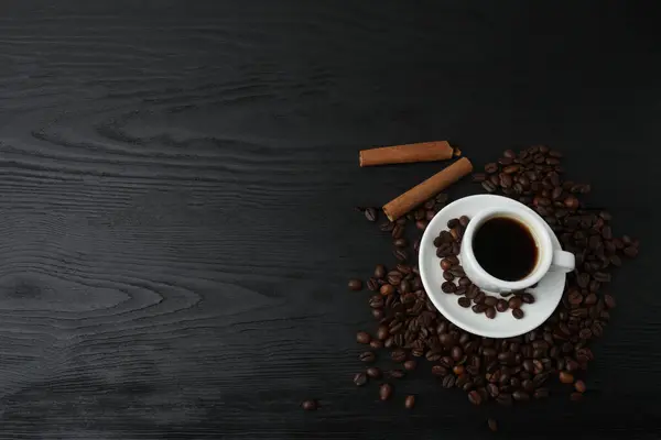 Bir fincan kahve ve tarçın manzarası