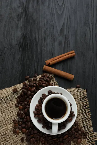 Kahve ve tarçınlı kahve fincanı ve kahve çekirdekleri. yüksek kaliteli fotoğraf