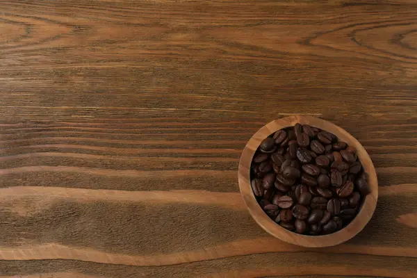 Kahverengi kahve çekirdeği ahşap kasede fotokopi alanı ile