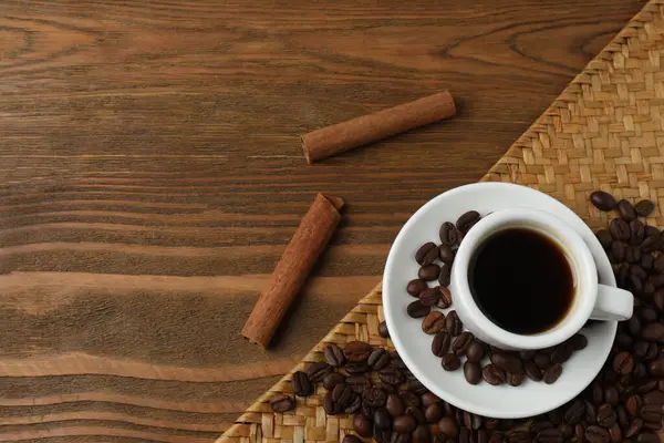 Kahve çekirdekleri ve bir fincan kahve.