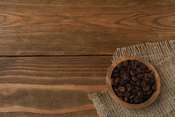 Ahşap bir arka planda kahve çekirdekleri