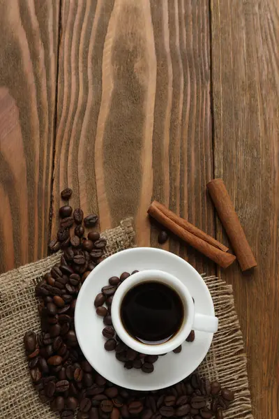 Kahve çekirdekleri ve tarçın.