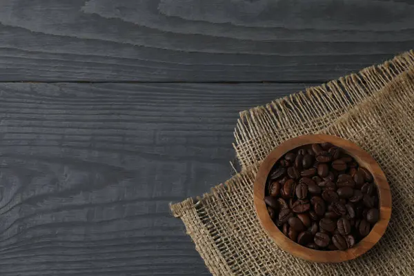 Beyaz ahşap arka planda kahve çekirdekleri. Kopyalama alanı olan üst görünüm