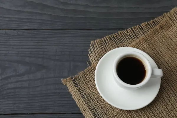 Beyaz ahşap masada bir fincan taze kahve. Üst Manzara. kopyalama alanı. kahve molası kavramı.