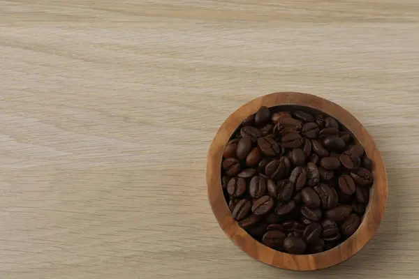 Kahve çekirdekleri ve ahşap arka plan