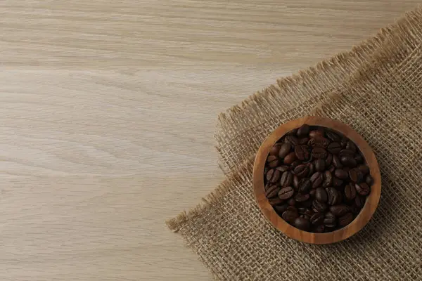 Ahşap arka planı olan kahve fincanı.