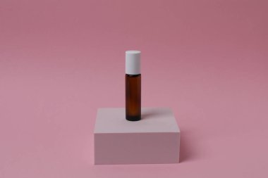 Pembe arka planda bir bardak su..