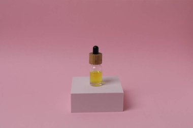 Pembe arka planda gerekli yağ şişesi.