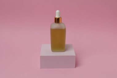 Pembe arka planda kalp şeklinde kozmetik ürünler. Güzellik ve kozmetik konsepti.