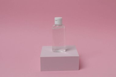 Renkli arka planda bir şişe parfüm