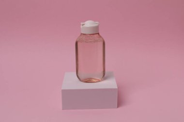 pembe plastik şişe sıvı, sabun, şampuan, pembe arka planda şampuan.