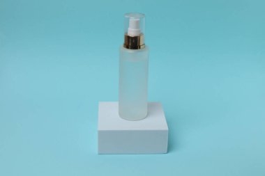 Mavi arka planda kozmetik şişesi, kapat