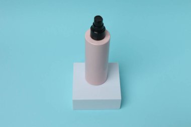 Renk kağıdı arka planında modern kalem