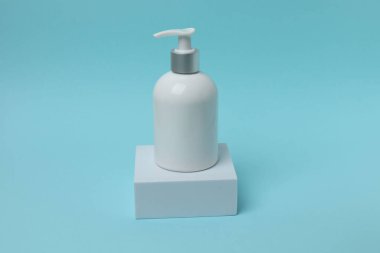 Beyaz etiketli boş bir kozmetik şişesi. 3d oluşturma.