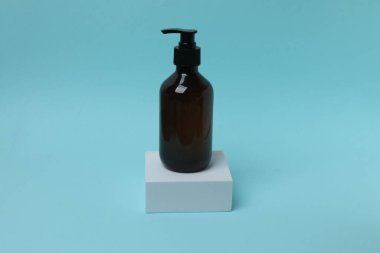 Beyaz arka planda plastik kozmetik şişesi