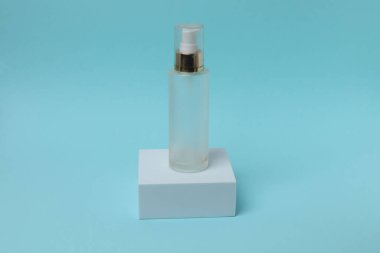 Renkli bir arka planda kozmetik şişesi.