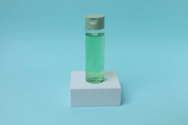 Renk arkaplanına bir şişe gerekli yağ