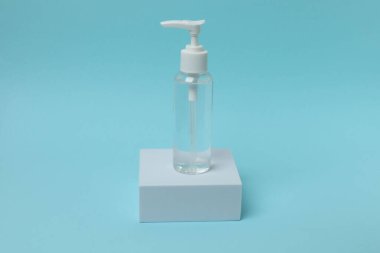 Aşıyı mavi arka plana enjekte etmek için tıbbi ilaç şişesi..