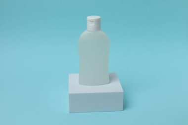 Renkli etiketli boş beyaz şişe