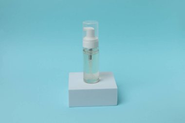 Mavi arka planda tıbbi bir şişe.